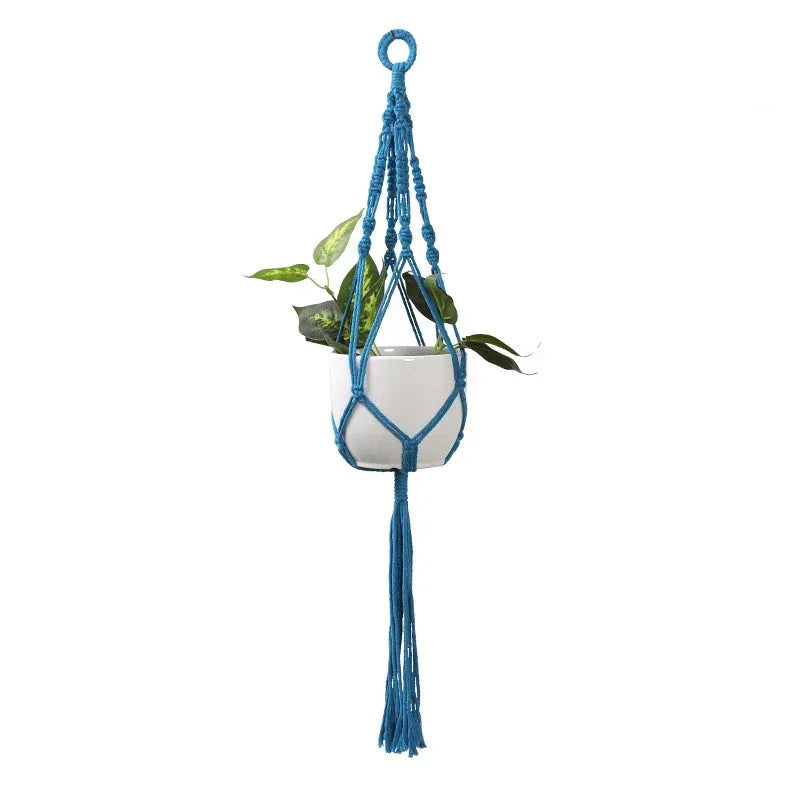 Hanger en macramé bleu rond avec franges décoratives et plante en pot