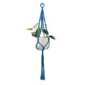 Hanger en macramé bleu rond avec franges décoratives et plante en pot