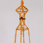 Suspension plante macramé orange en corde tressée à franges avec porte-plante jaune et perles
