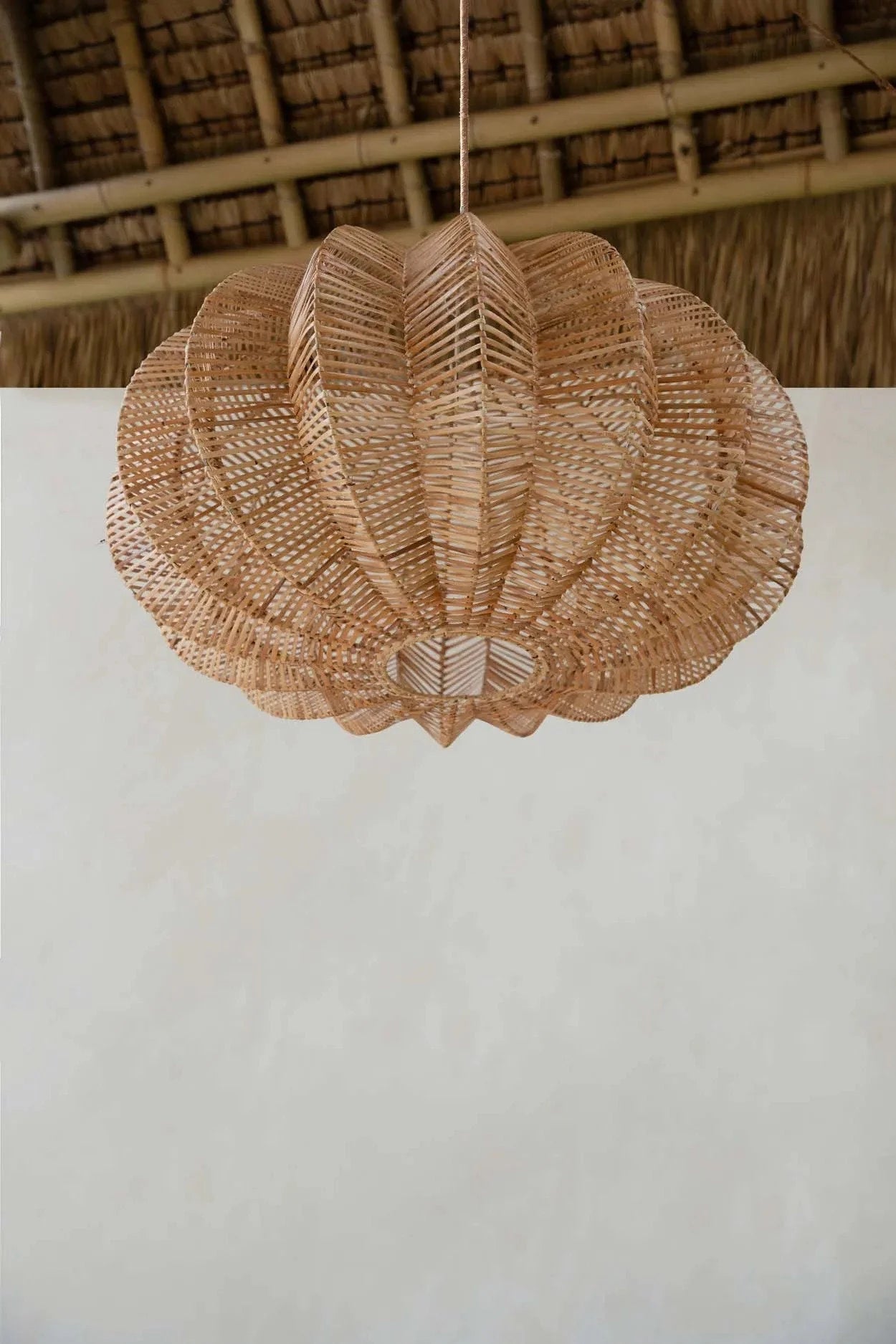 Suspension en rotin naturel forme lanterne ajourée Ø65 cm beige tressé