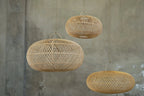 Trois suspensions en rotin naturel tressé ovale, 60 cm, motif diamant, mur béton