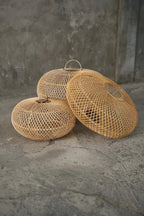 Trois lanternes en bambou tressé naturel, motif treillis, une avec découpe circulaire, Suspension ovale 60 cm