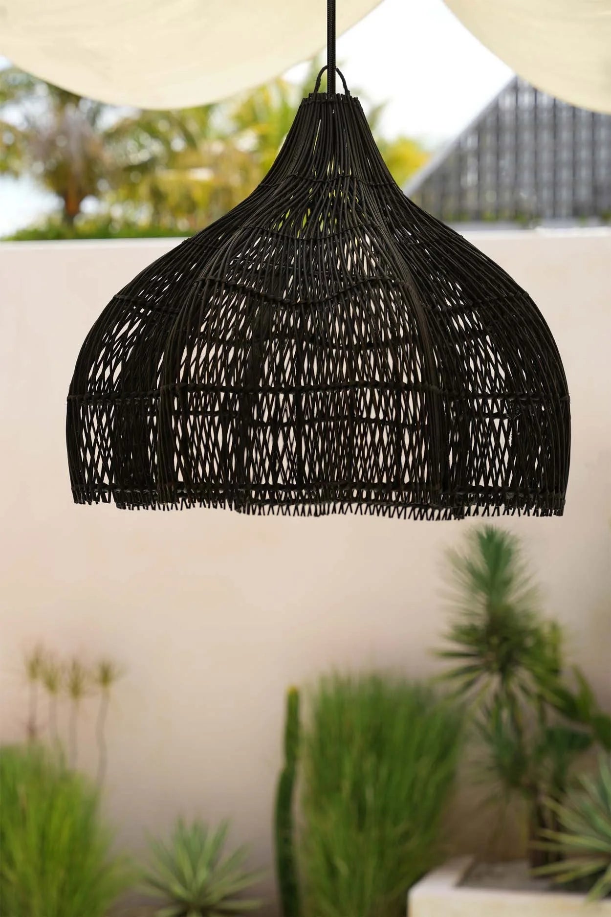 Suspension en rotin noir forme fouet 60x60 cm, luminaire en rotin tressé noir