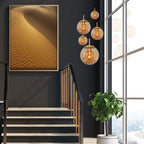 Escalier moderne avec art désert, suspension verre ambré et laiton pour hauts plafonds