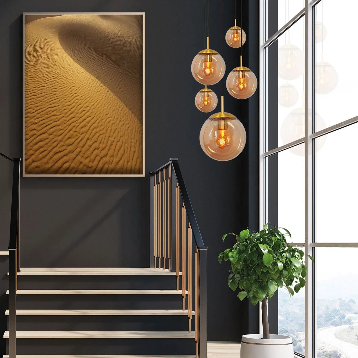 Escalier moderne avec art désert, suspension verre ambré et laiton pour hauts plafonds
