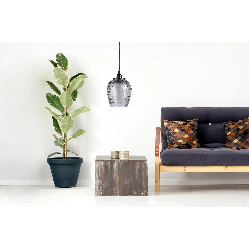 Futon en bois simple avec matelas violet foncé et coussins décoratifs