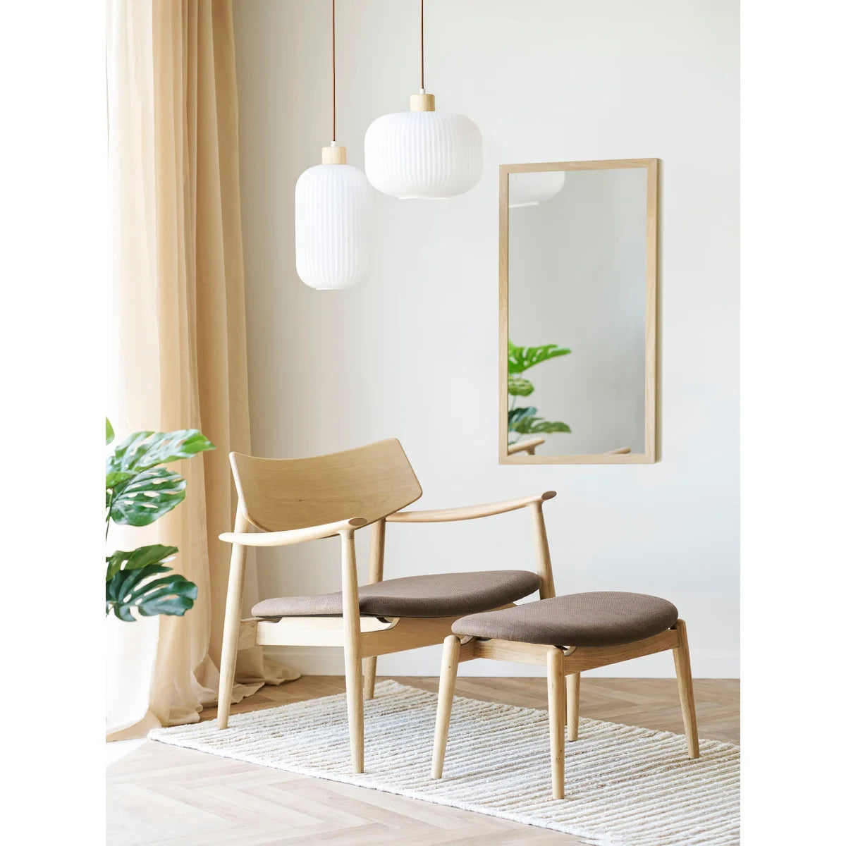 Fauteuil en bois clair avec siège et dossier capitonnés marron
