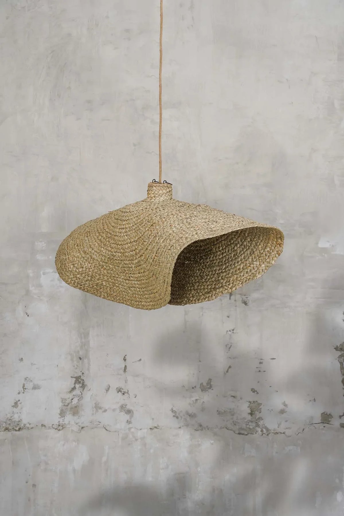 Lustre suspendu en jacinthe d’eau tressée avec pendentif en paille tissée Qubba 100 cm
