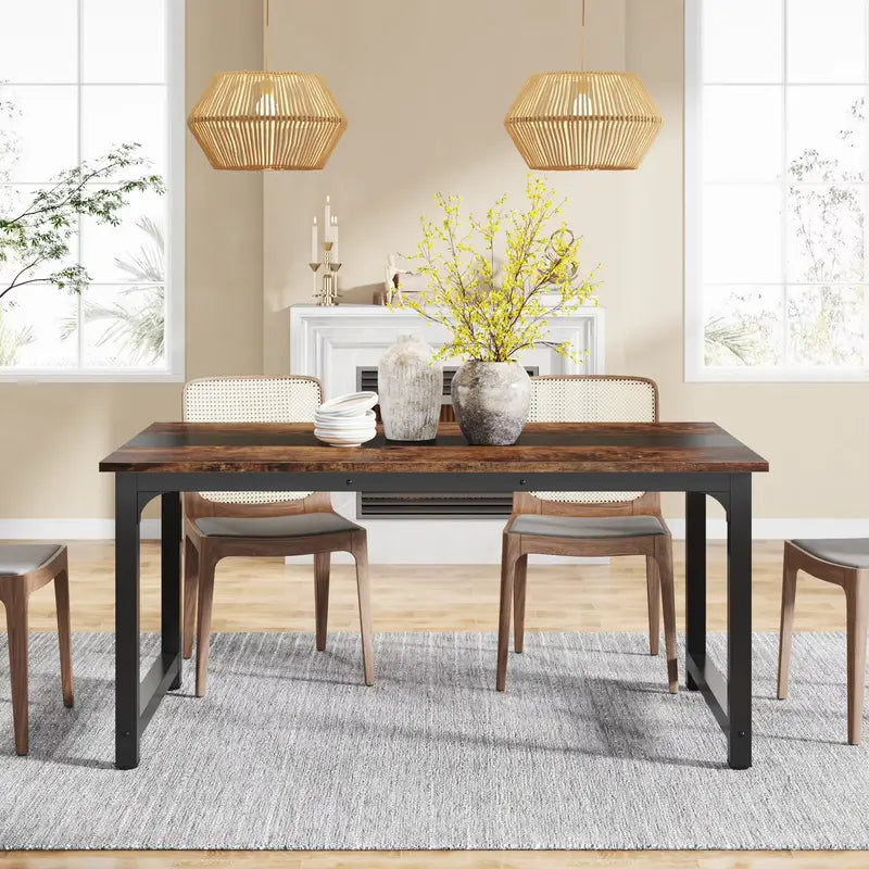 Table à manger en bois et métal dressée pour un repas convivial avec vue lumineuse.