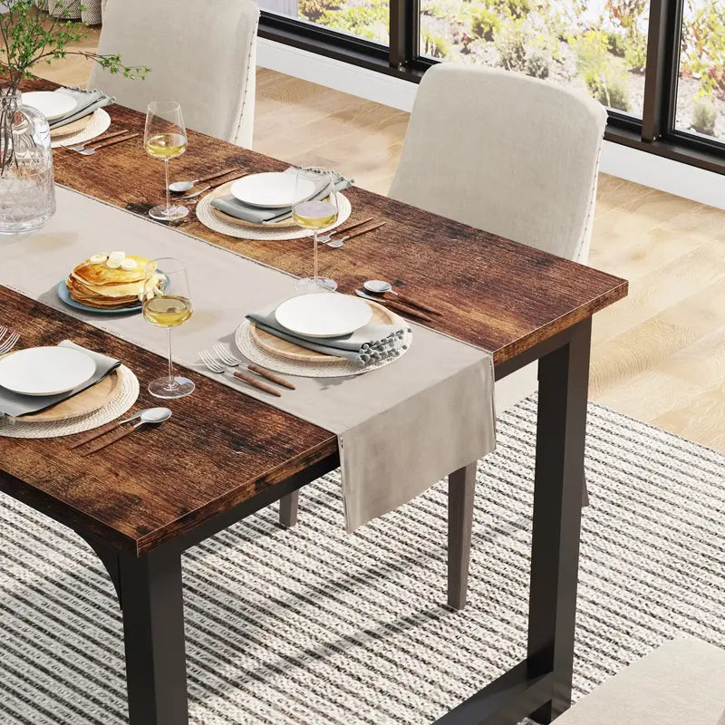 Table à manger en bois et métal dans une salle à manger élégante avec des chaises modernes.