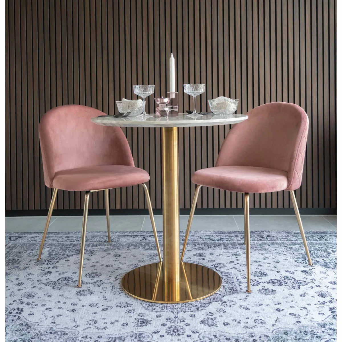 Chaises velours rose pieds métal doré autour table ronde marbre blanc Ø70 cm