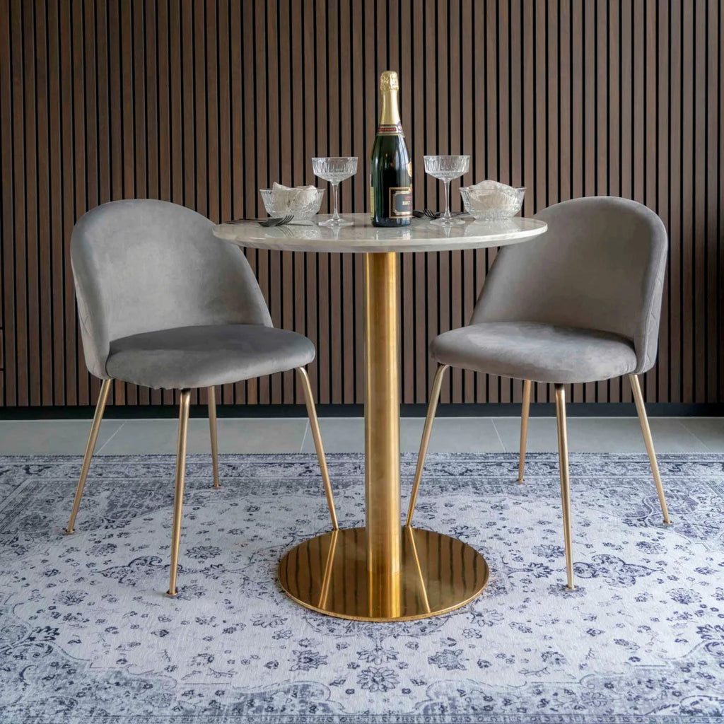 Table ronde effet marbre blanc pied doré métal Ø70 cm avec chaises velours gris