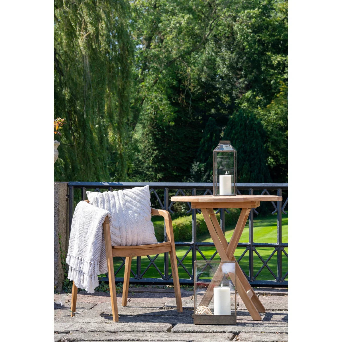 Table ronde en teck naturel Ø70 cm avec lanternes en verre