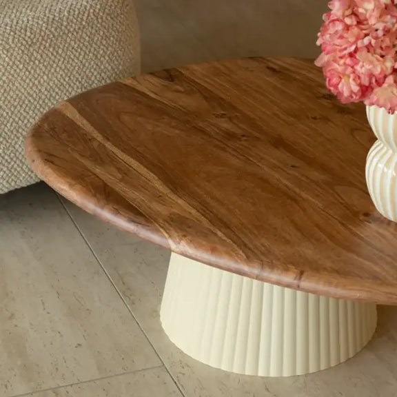 Détail du plateau en bois d'acacia de la table basse, avec ses veines naturelles.