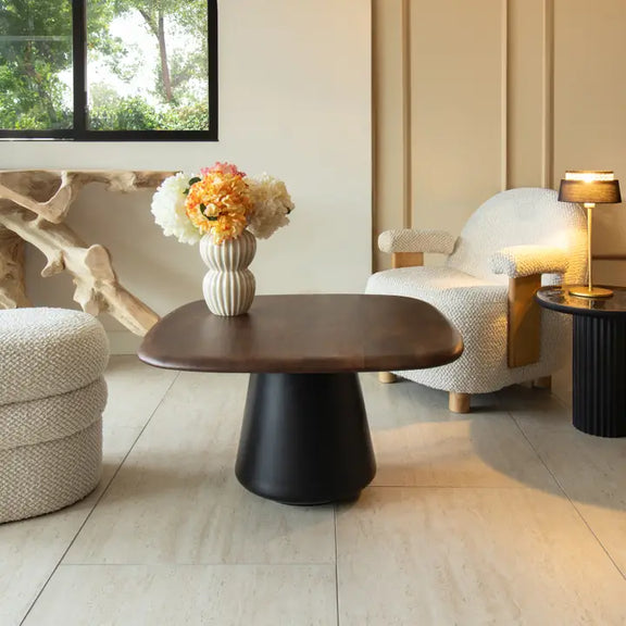 Table basse en bois de manguier et métal dans un salon