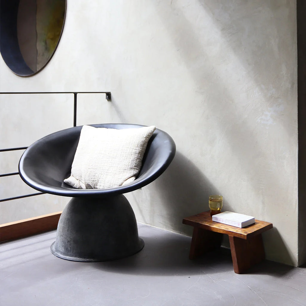 Chaise sculpturale gris foncé avec siège en bol large et socle assorti