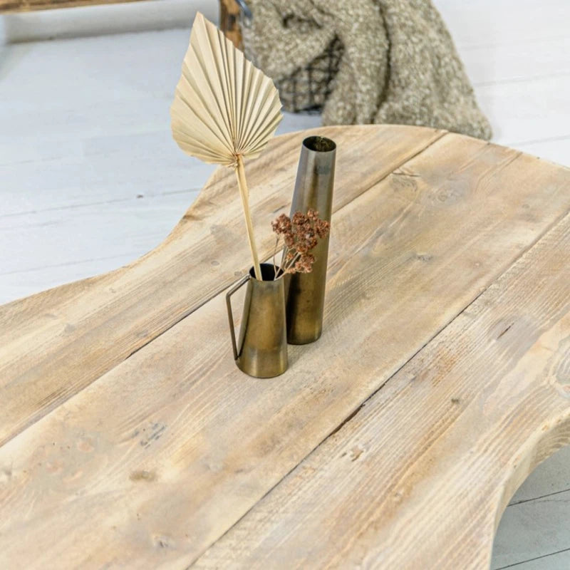 Vue plongeante de la table basse en bois recyclé avec accessoires décoratifs.