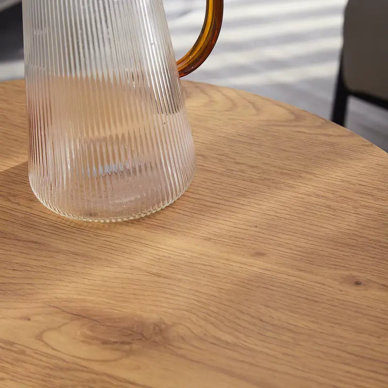 Détail de la petite table gigogne en bois et métal noir, vue de près