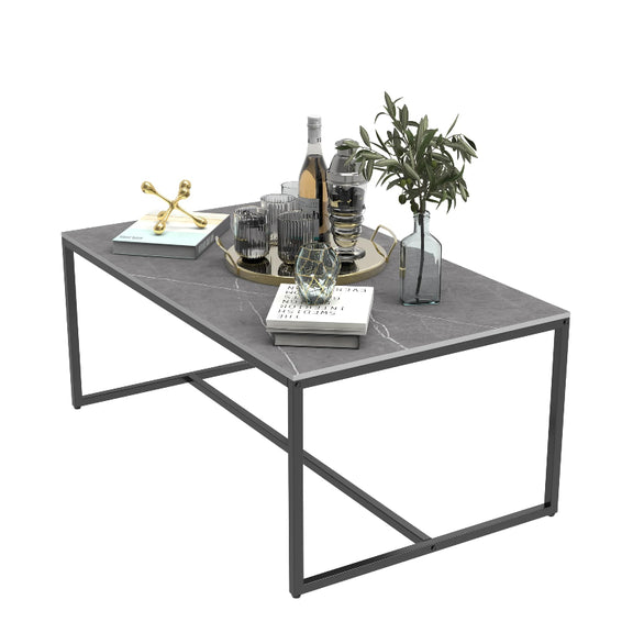 Table basse grise avec accessoires décoratifs, plateau en pierre frittée