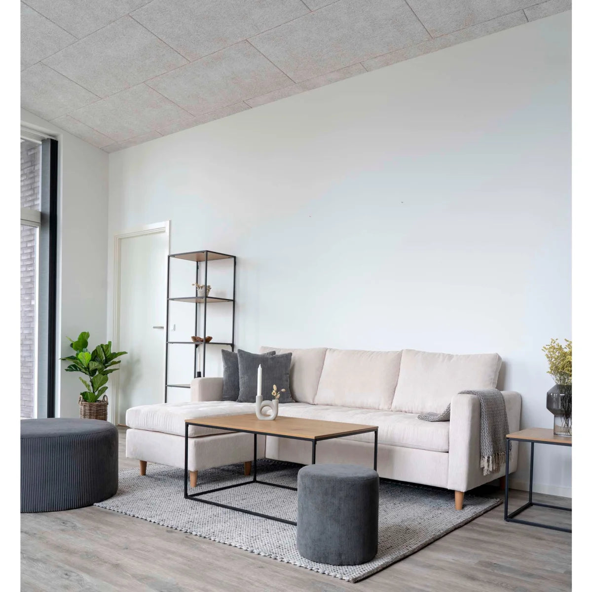 Canapé sectionnel beige avec coussins gris et couverture assortie