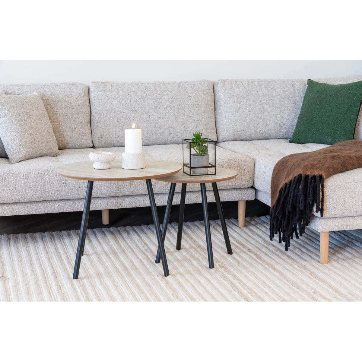 Deux tables basses minimalistes nid d’abeille, plateaux ronds bois clair, pieds métal noir