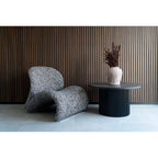 Fauteuil moderne gris et blanc texturé, design sculptural organique