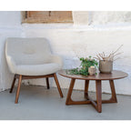 Fauteuil en tissu beige texturé sur pieds en bois coniques