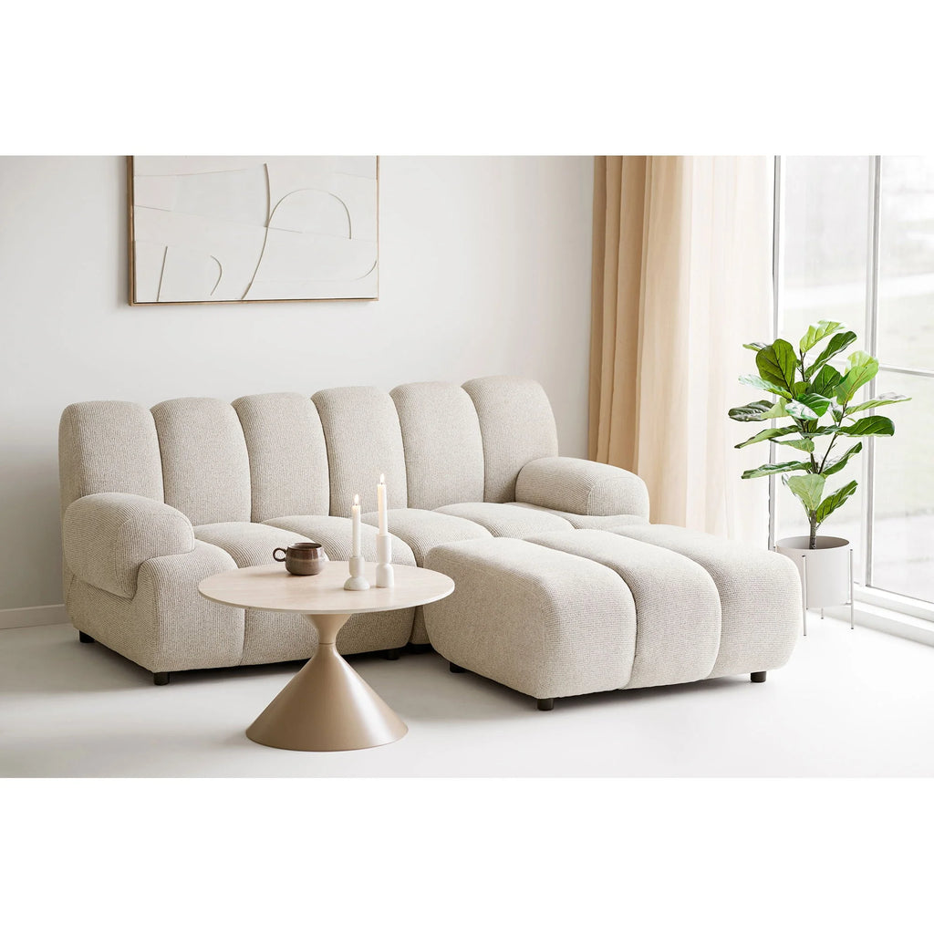 Canapé sectionnel en tissu beige texturé avec panneaux rembourrés