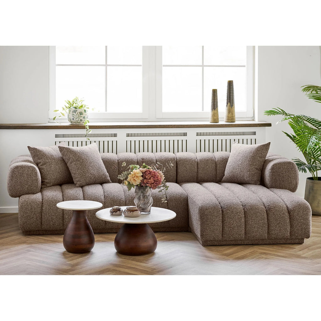 Canapé sectionnel beige capitonné avec accoudoirs roulés et ottomane