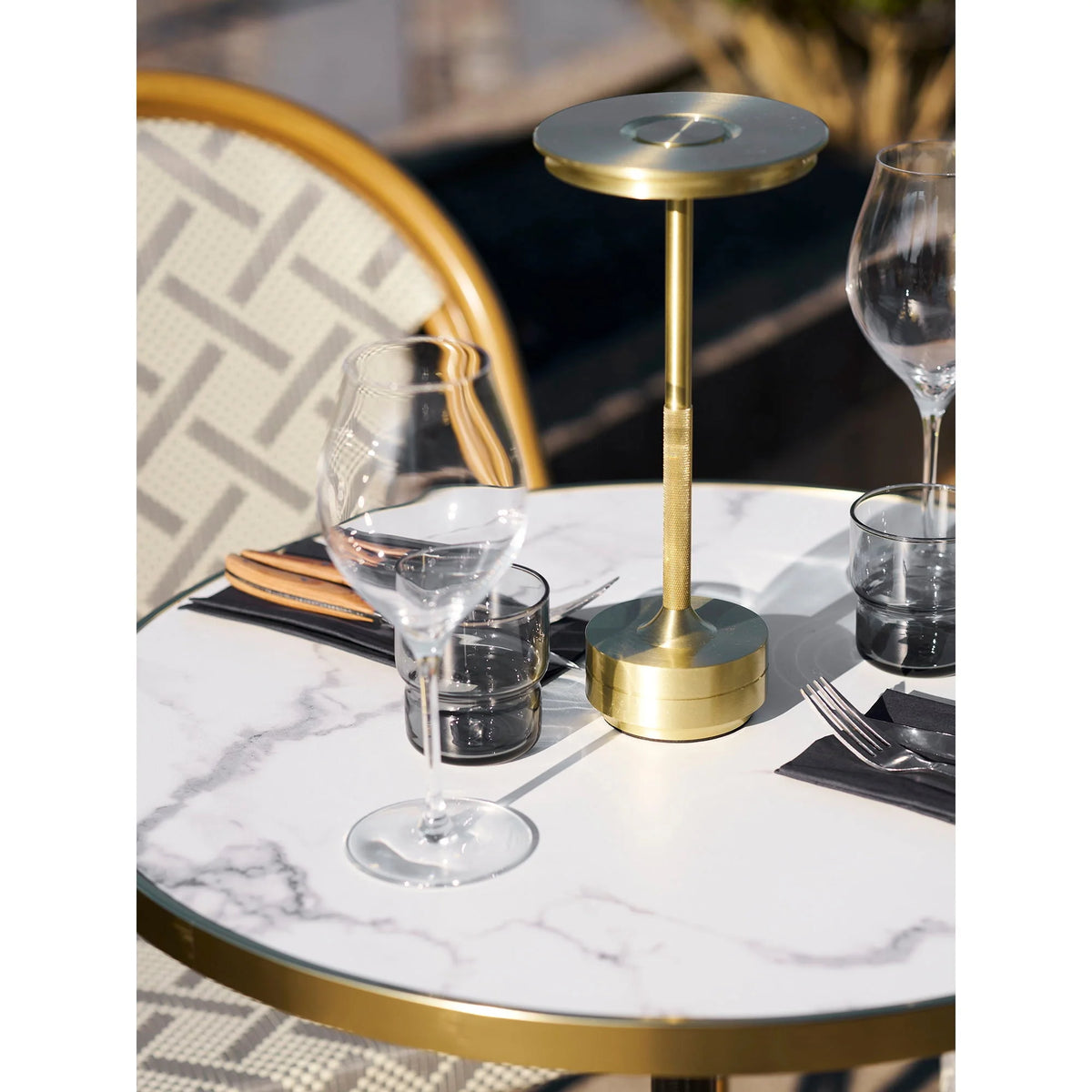 Lampe de table en laiton moderne, base cylindrique et tige élancée