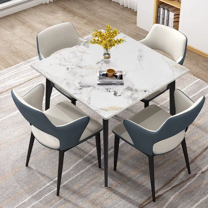 Table carrée effet marbre gris avec des chaises élégantes.