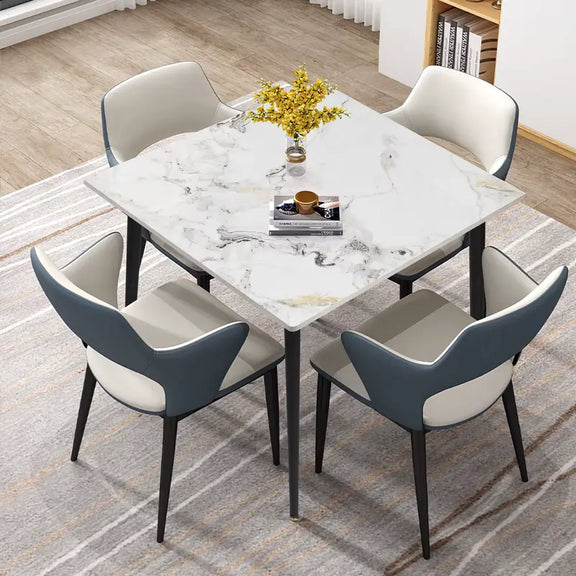 Table carrée effet marbre gris avec des chaises élégantes.