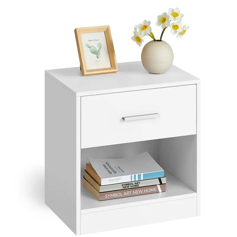 Table de chevet blanche décorée avec un vase et des livres, parfaite pour une ambiance élégante et moderne."