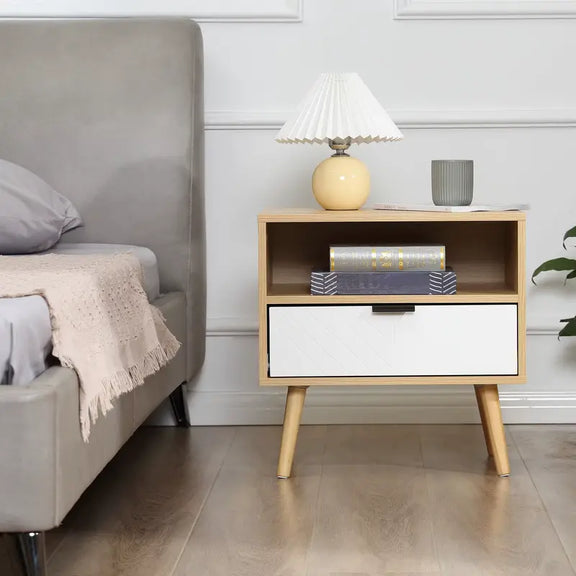 Table de chevet en bois naturel et tiroir blanc placée dans une chambre moderne, idéale pour compléter une décoration épurée.