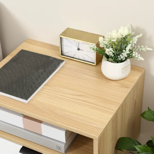 Table de chevet en bois naturel avec un tiroir blanc et décorée d'une horloge et d'une plante, ajoutant une touche moderne à la chambre.