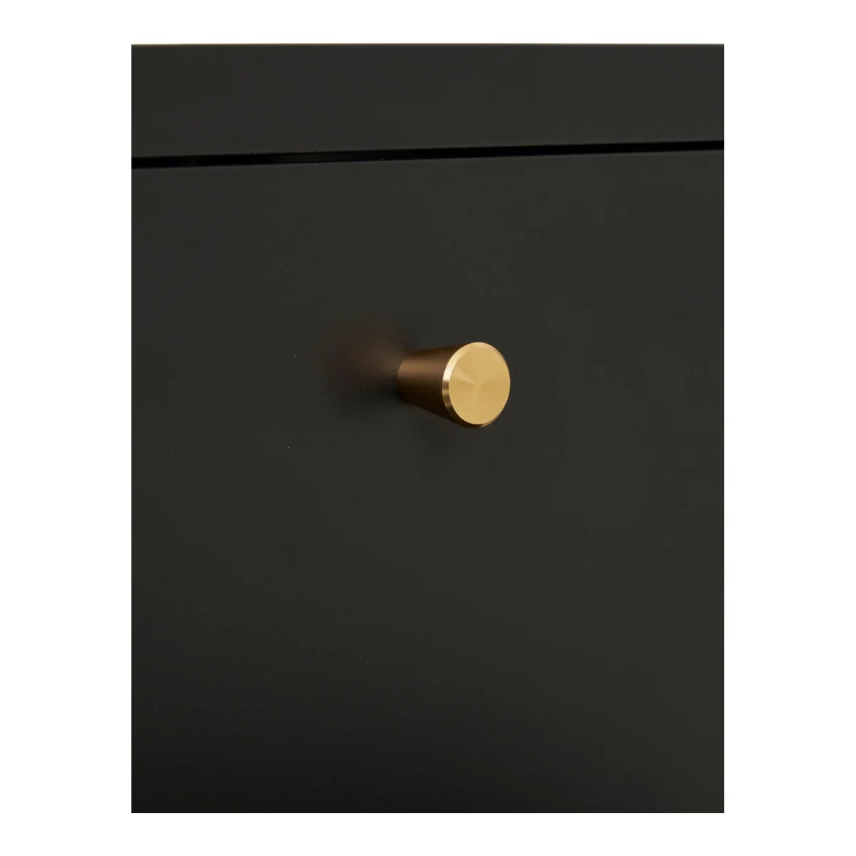 Poignée de tiroir laiton poli sur table de chevet métal noir mat 40x40 cm