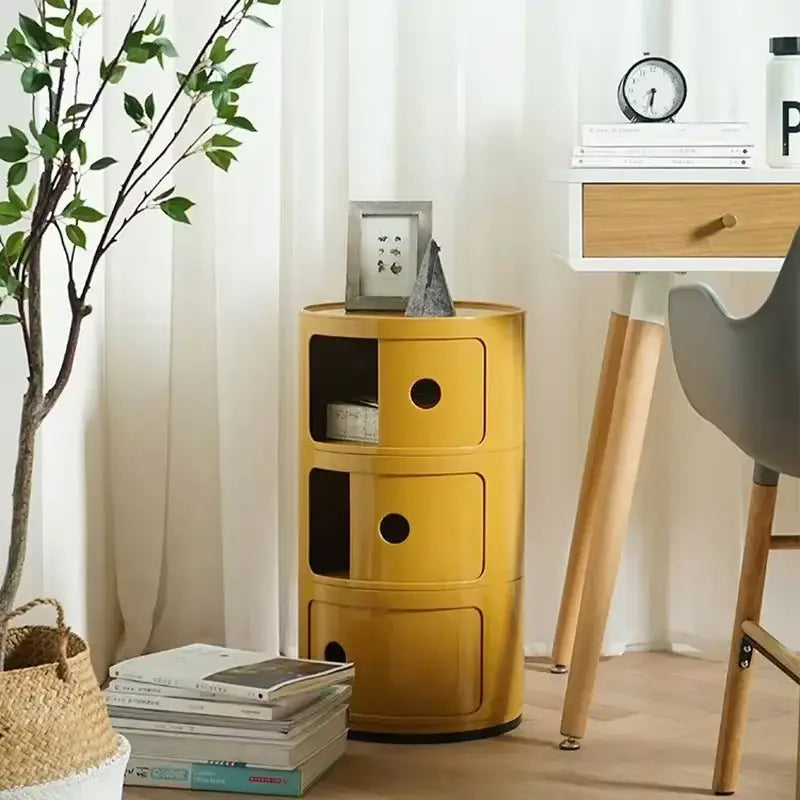 Table de chevet minimaliste jaune utilisée comme meuble d’appoint dans un bureau moderne.