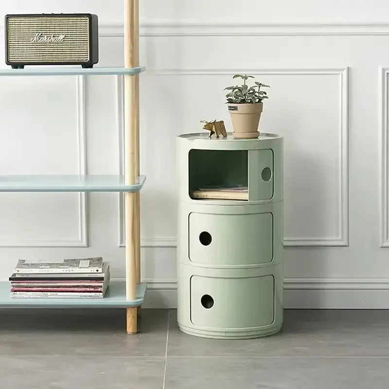 Table de chevet minimaliste utilisée comme meuble de décoration avec une plante et des accessoires.