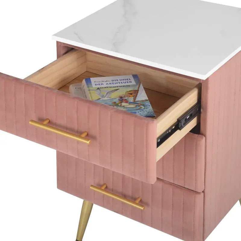 Tiroir ouvert de la table de chevet en velours rose, montrant un espace de rangement pratique pour les objets du quotidien.