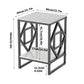 Dimensions de la table d'appoint carrée effet marbre avec détails des niveaux et structure en métal noir.