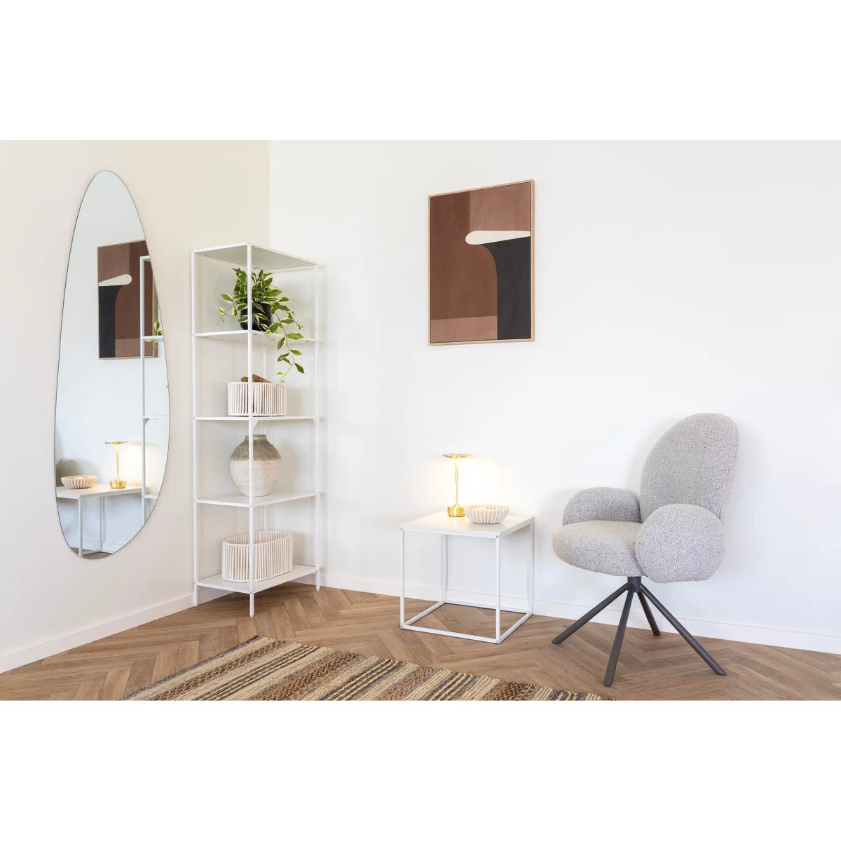 Chaise pivotante grise capitonnée avec base métallique noire