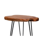 Table d’appoint en acacia naturel avec bord irrégulier et pieds en métal noir