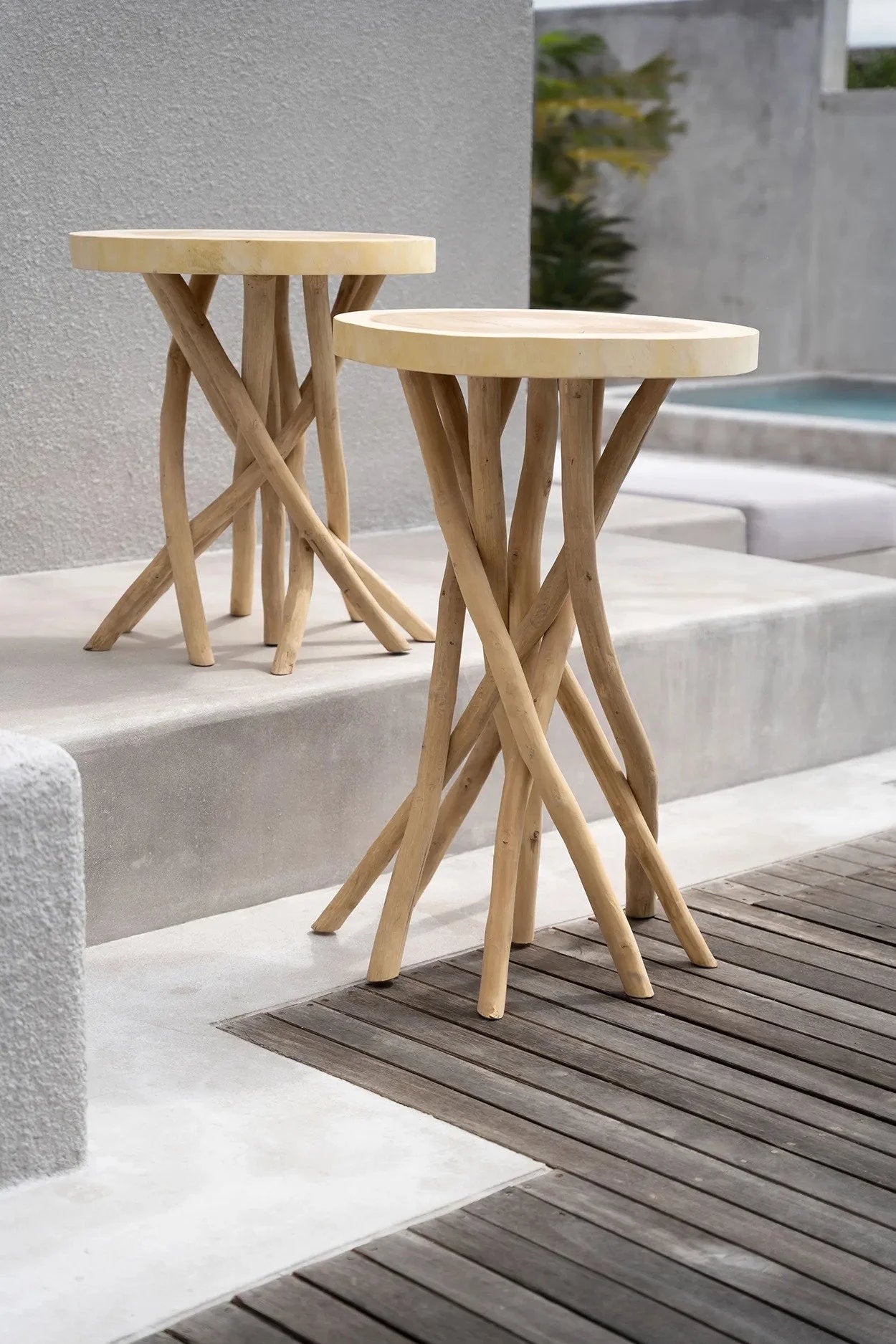 Table d’appoint en bois sculpté – Pieds entrelacés – Ø60 cm