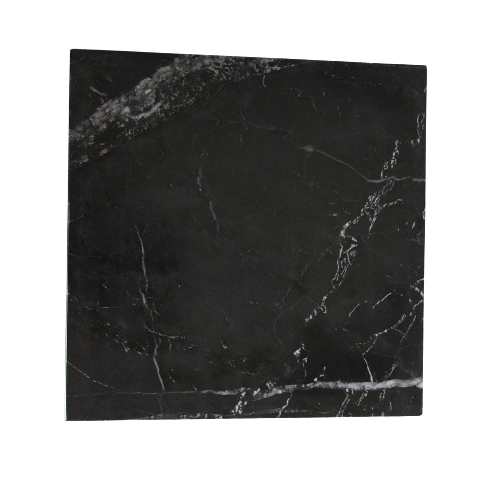 Table d’appoint carrée en marbre noir veiné blanc subtil, piètement croisé sculptural