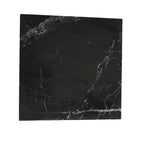 Table d’appoint carrée en marbre noir veiné blanc subtil, piètement croisé sculptural