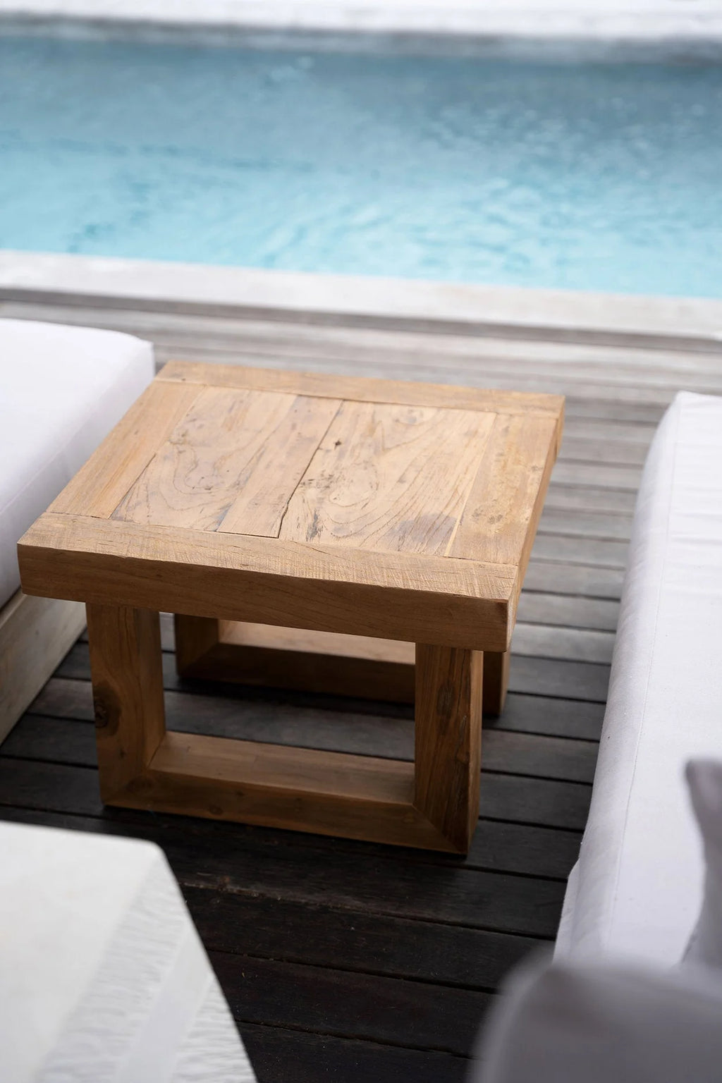 Table d’appoint carrée en teck recyclé – Finition naturelle – 50x50 cm