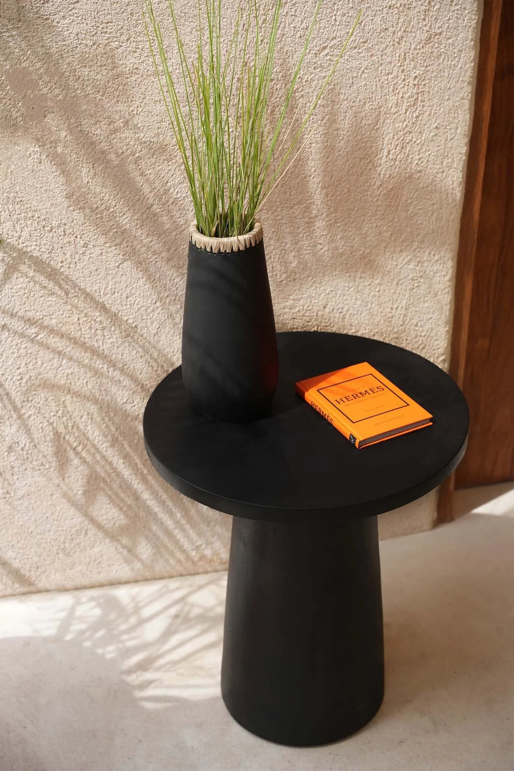 Table d’appoint conique en bois de Munggur noir avec vase décoratif et livre orange