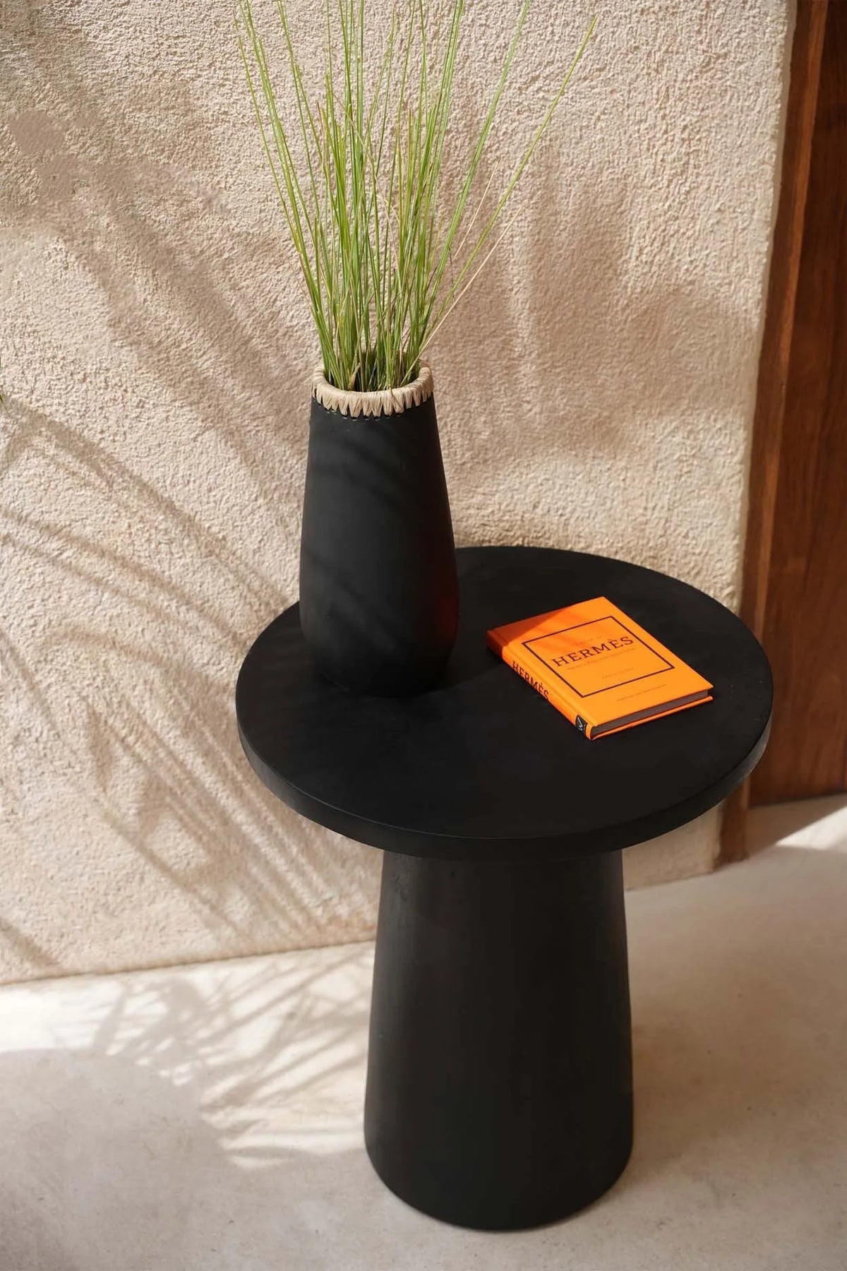 Table d’appoint conique en bois de Munggur noir avec vase décoratif et livre orange