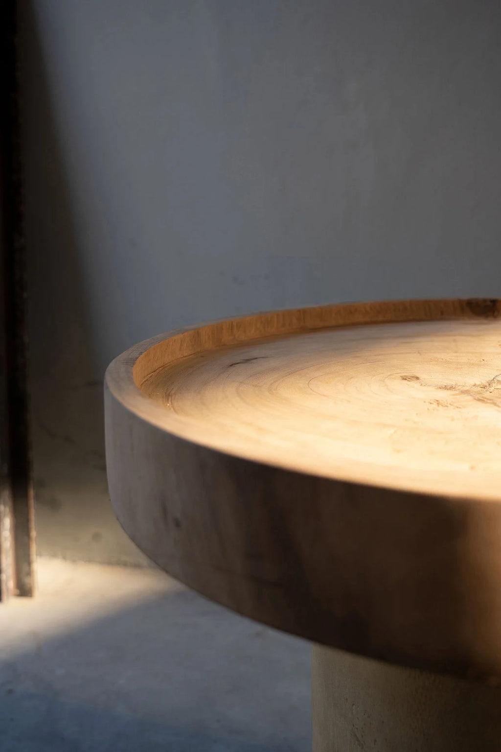 Table d’appoint cylindrique en bois de suar naturel Ø40 cm