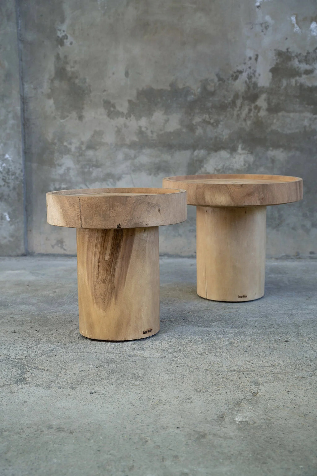 Deux tables d’appoint cylindriques en bois de suar naturel, Ø40 cm
